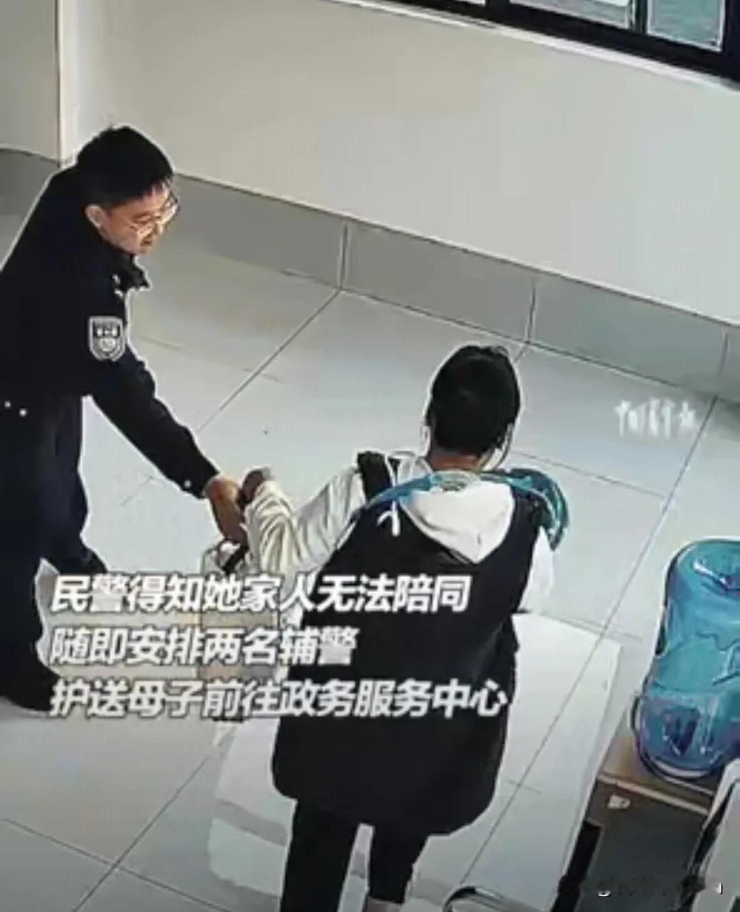 广西河池，一新手妈妈独自抱着未满月的宝宝来办证，而民警得知她家人无法陪同后，随即