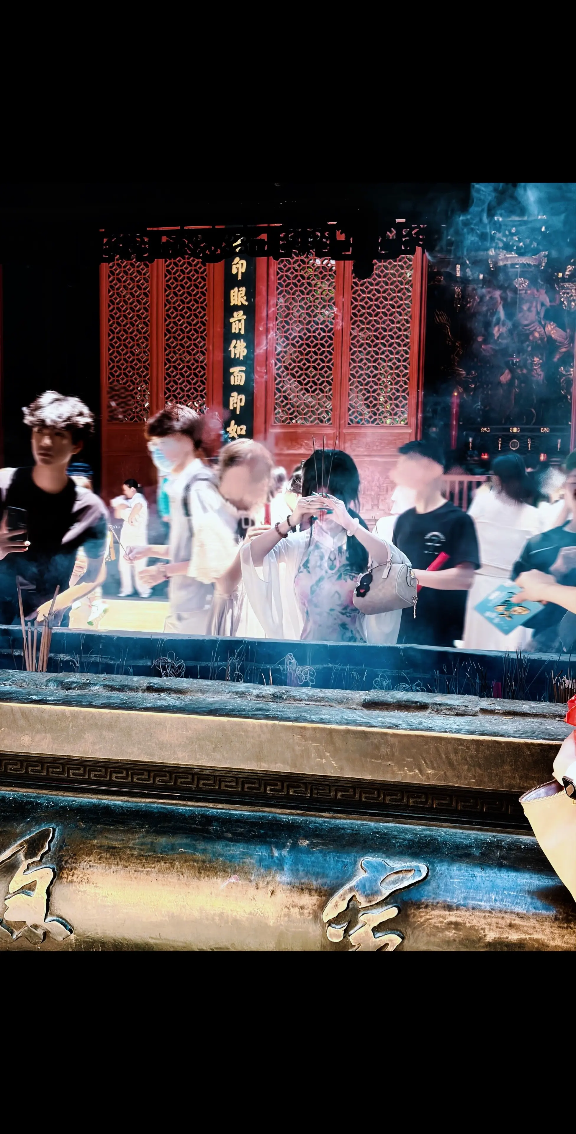寺庙才是欲望最重的地方 里面的每个人都有所求有执念  檀香缭绕升起的烟...