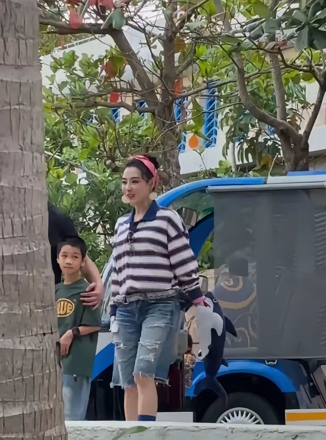 张柏芝生了三个孩子依旧少女感满满，三亚活动上条纹衫配破洞牛仔裤，造型清爽又减龄。