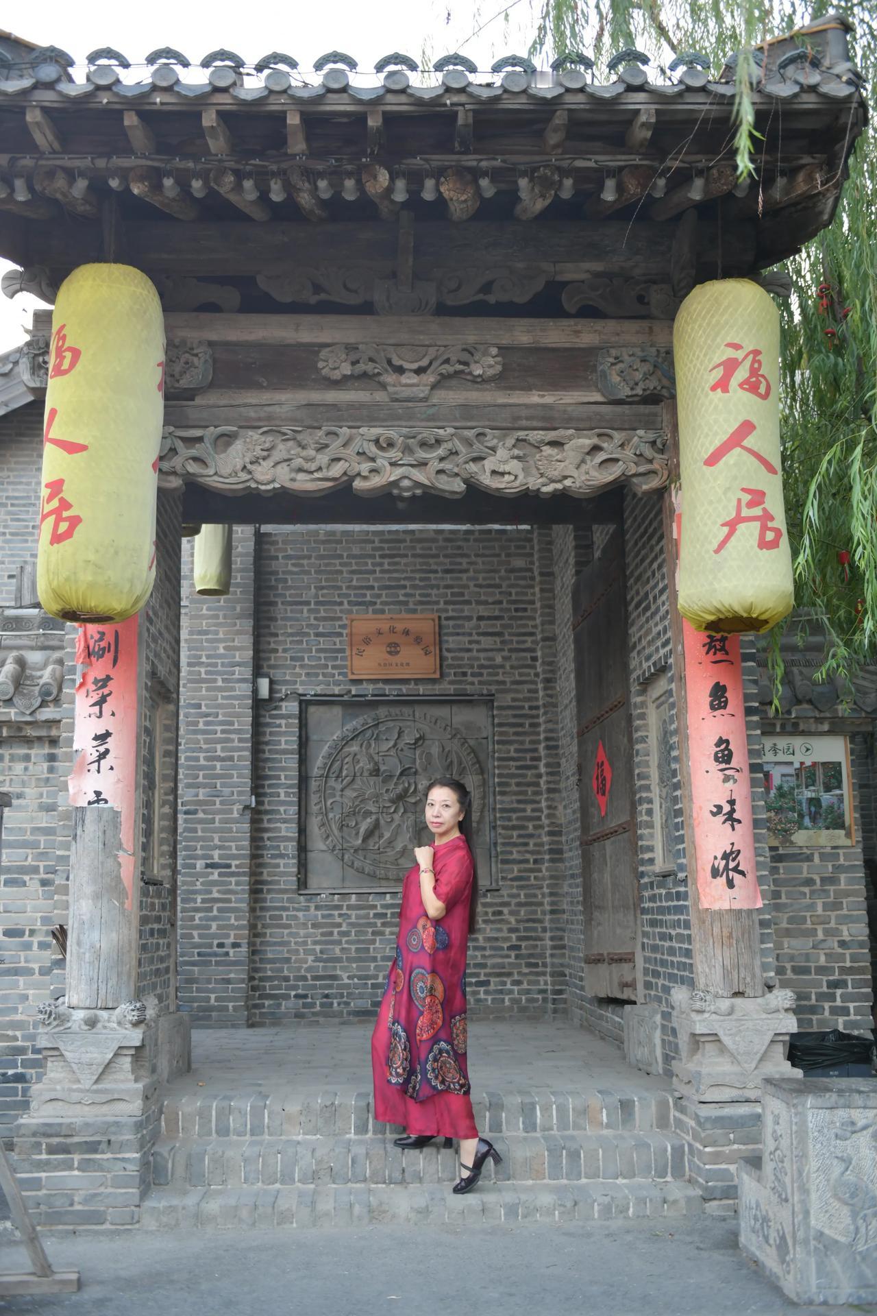 开心快乐每一天，参观古建筑遗址！#记录人文风情# #古迹人像摄影# #悠闲的照片