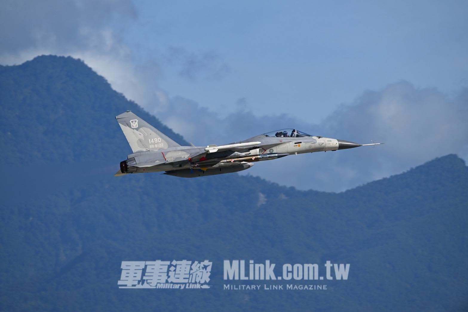 🐸伪造「空射版」雄三超音速反舰导弹（雄鸷专案）今日于台湾东部外海试射成功。 
