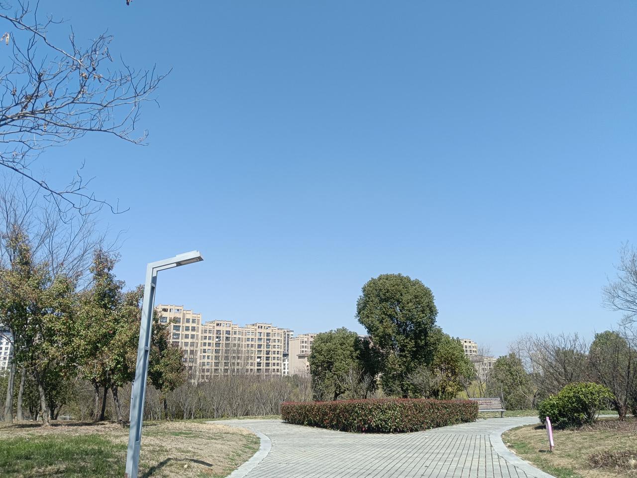 天南地北大拜年春季阳光明媚，天空一片瓦蓝，绝对是踏青游玩的好时候。