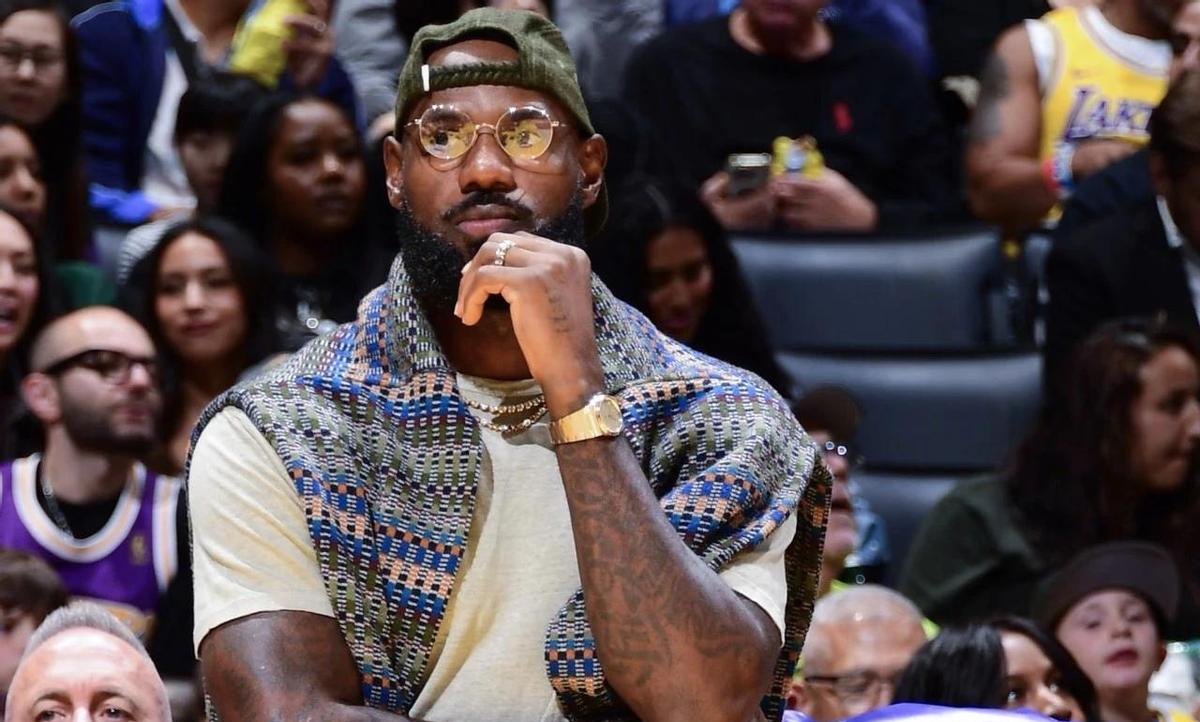 老詹没喊降薪，但合同里悄悄让了五百万。
湖人能签下伍德，靠的不是运气，是他的手笔