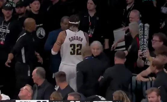 惨烈！咋又伤一个！

阿隆戈登左小腿不适，返回更衣室了！

这场比赛，迪文琴佐跟