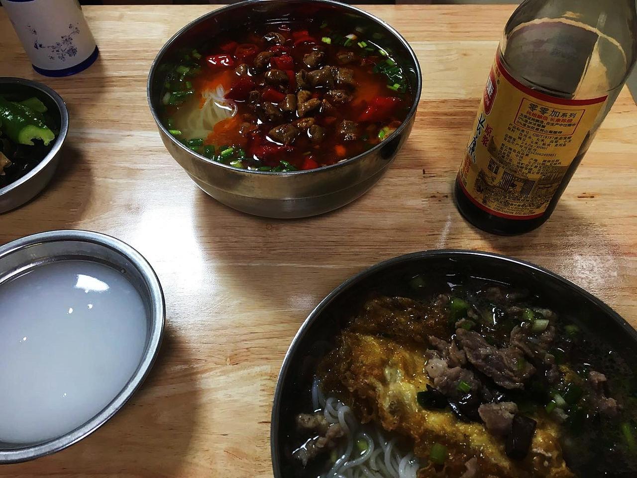 湖南无名早餐店，十年专注一碗粉，9元美味引客排长龙

湖南郴州一家传统而充满人情