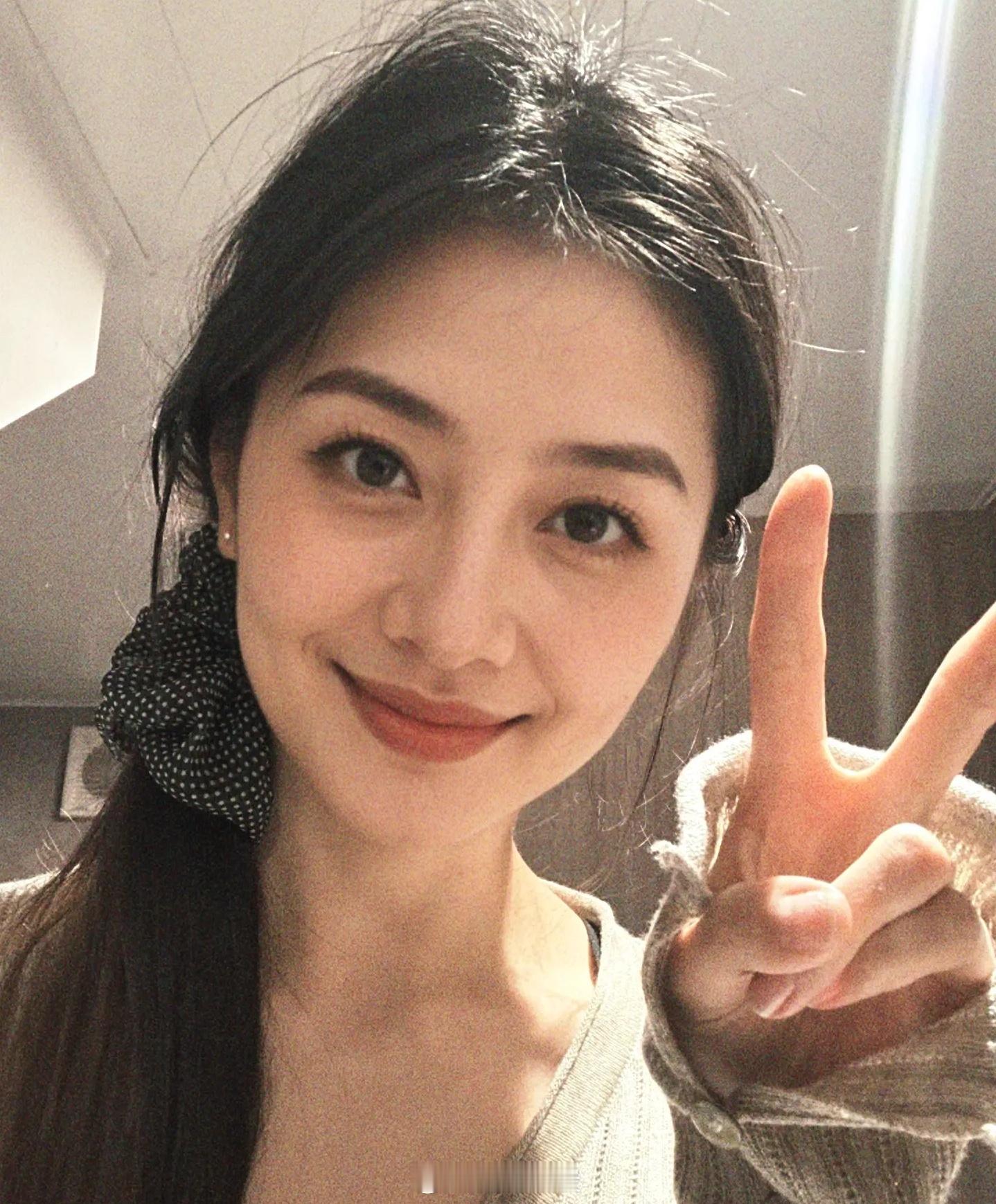 上班要有的心眼子1、“我确认一下”是万能保命金句。2、“马上到”和“在做了”，是