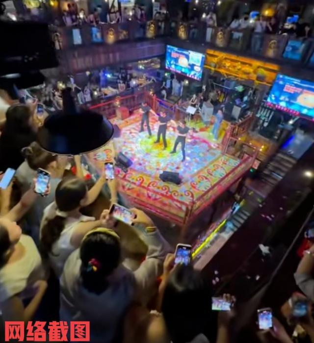 徐州有一家街边烧烤店搞有演出。

这里烧烤店的目的，当然为生意的兴隆聚拢人气，而