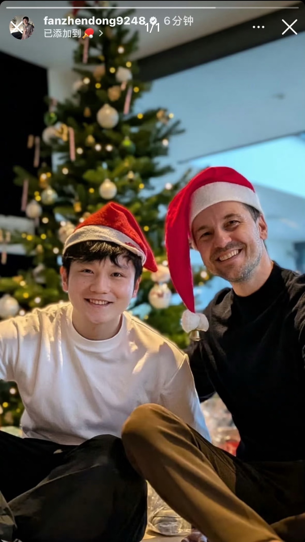 乒乓两代传奇同框啦！头戴圣诞帽的两人笑容格外温暖，画面满是岁月沉淀的默契。从赛场