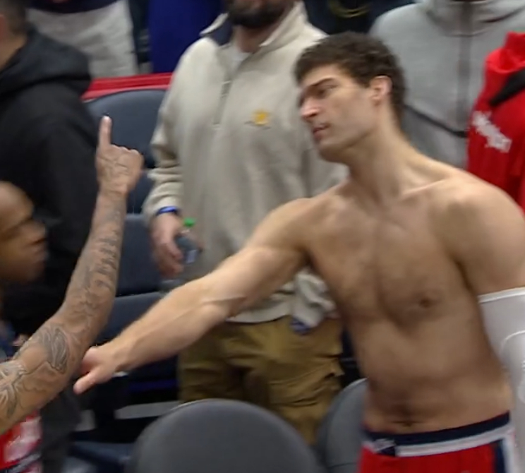 ▲大洛佩兹这身材保持的还不错洛杉矶快船