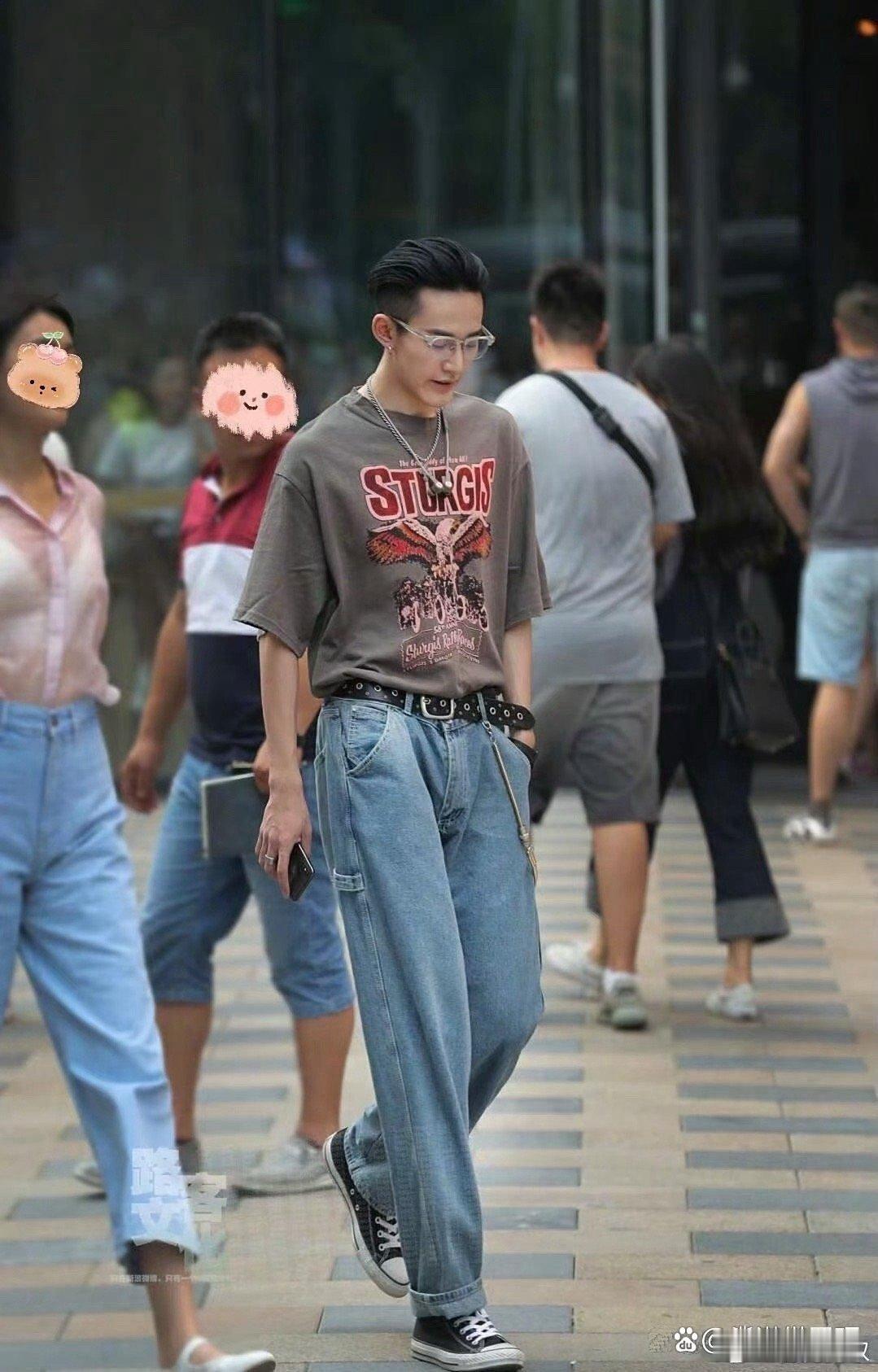 邓为出道前普普通通，出道后却大放异彩，形象气质、资源机会都有了天翻地覆的变化 ​