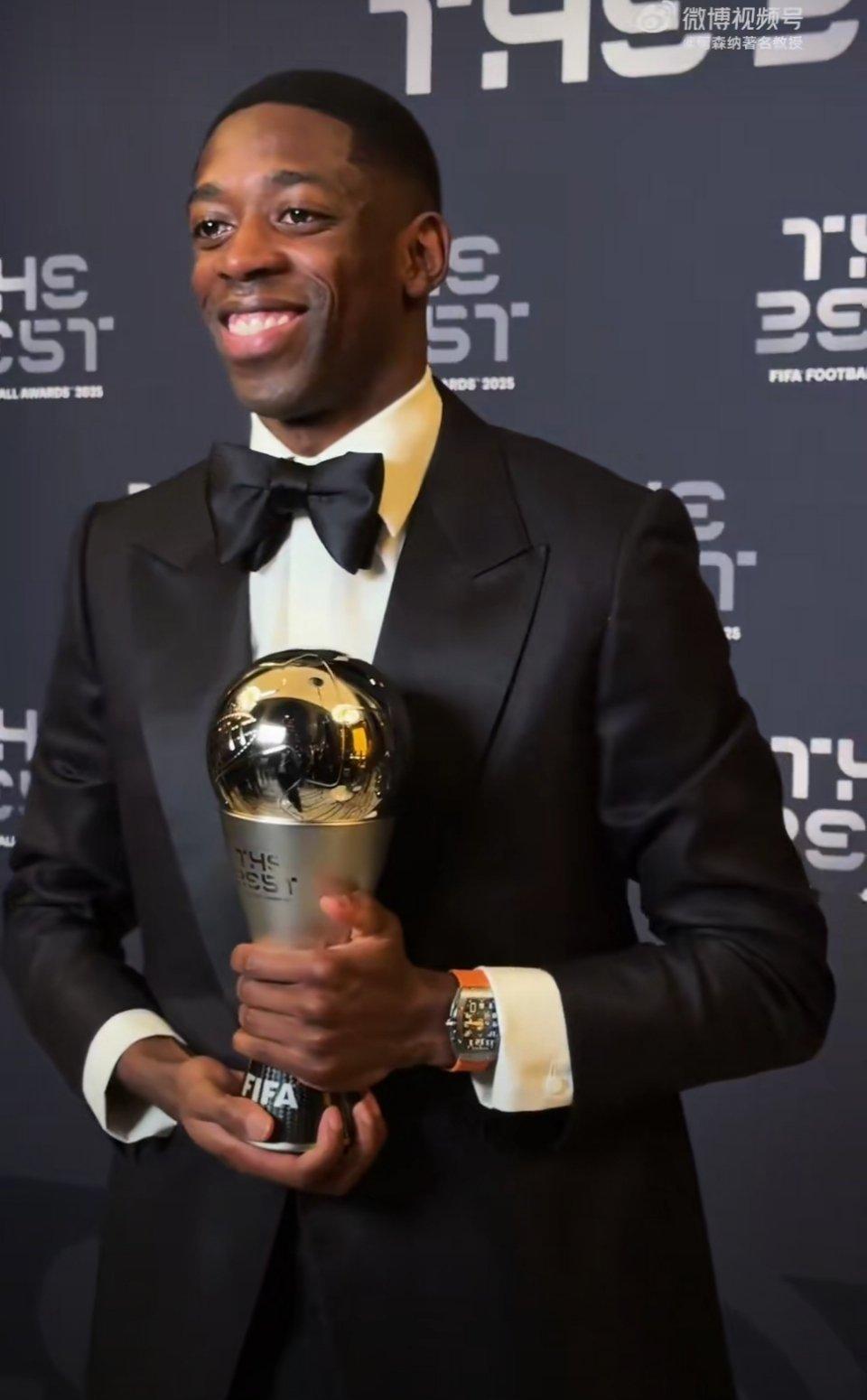 登贝莱于12月17日在卡塔尔多哈举办的FIFA颁奖礼上，从巴西传奇罗纳尔迪尼奥手