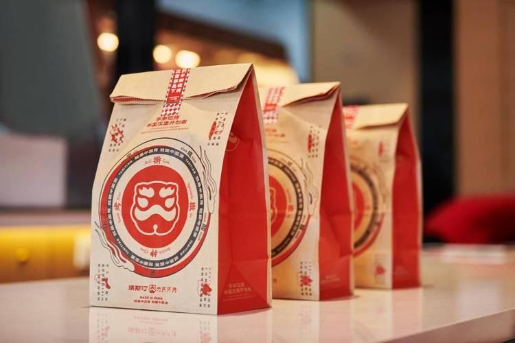 一边是6年开出上万家门店的快餐神话，一边是消费者接连吐槽的负面舆论，曾经人人追捧