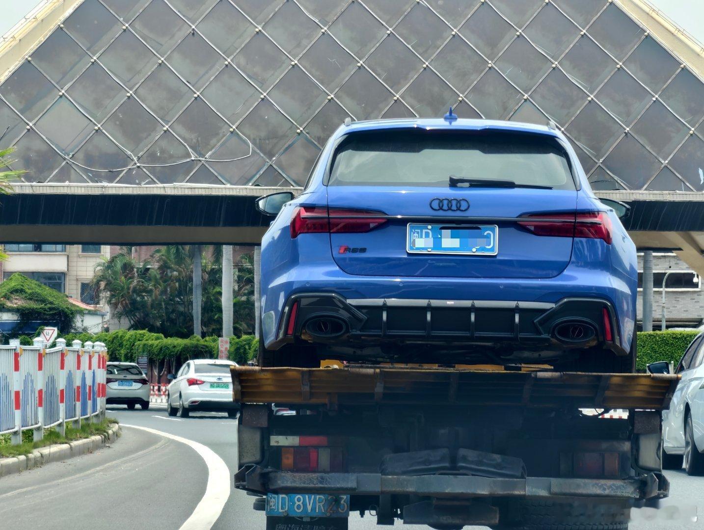 看车路上偶遇RS6，老胡再来一台不 ​​​