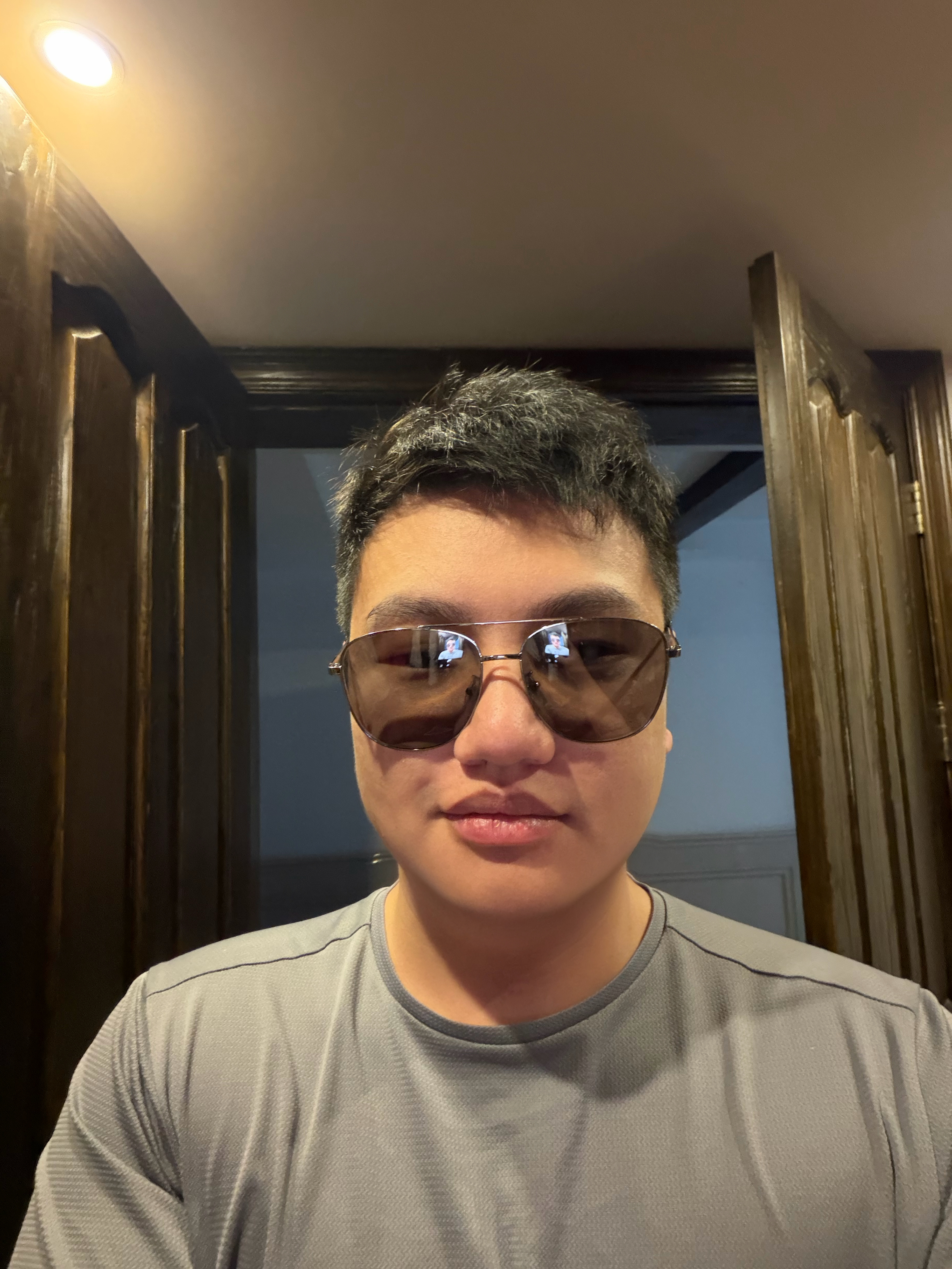 各位顶流大V，等会儿你们去尊界不会真的穿正装吧别到时候就我一个穿。很der啊 尊