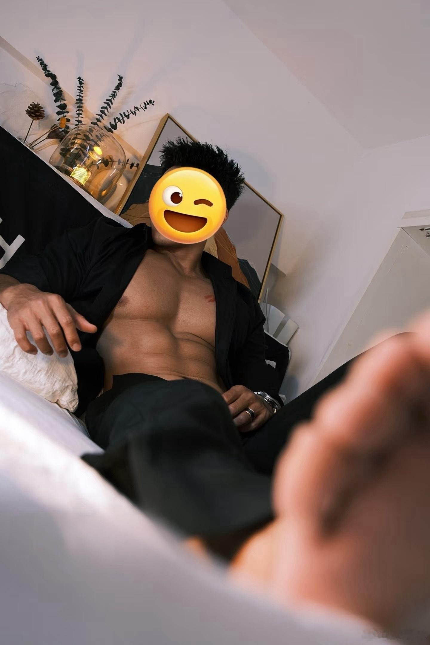 原来熬穿了是这种感觉的全世界都睡了，只剩你和台灯。 