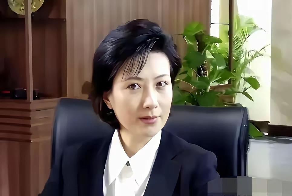 越老越有韵味的老牌淡颜女神！颜值压过朱琳，气质完胜刘晓庆。
一生坚持不婚，独自优