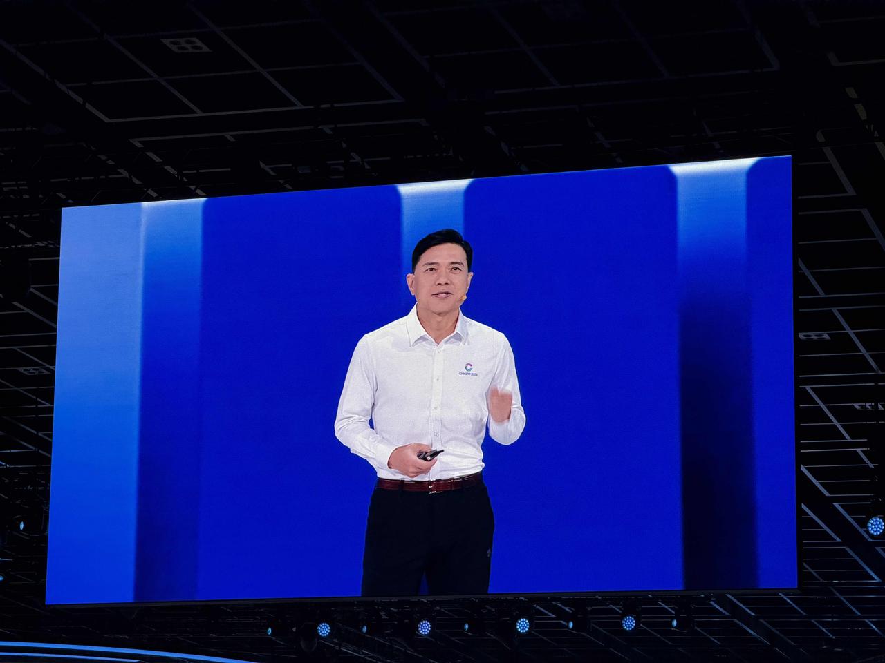 未来智能体将会出现自主进化，这会影响个人效率工作者、开发者、团队，衡量的指标从T