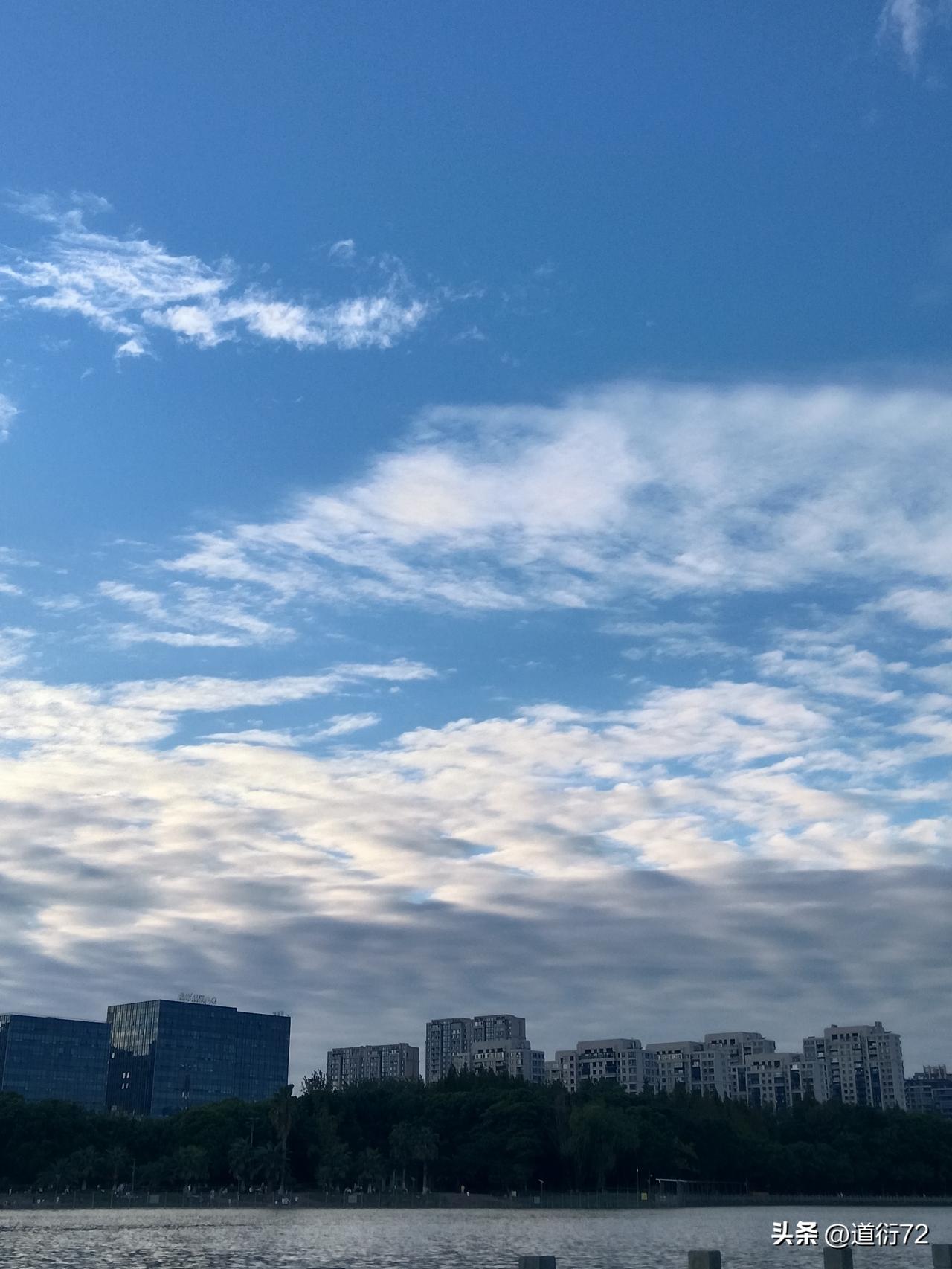 当珍妮纺织机问世时，罢工的工人和纺织行会的从业者，都把捣毁机器当成首要目标。当火