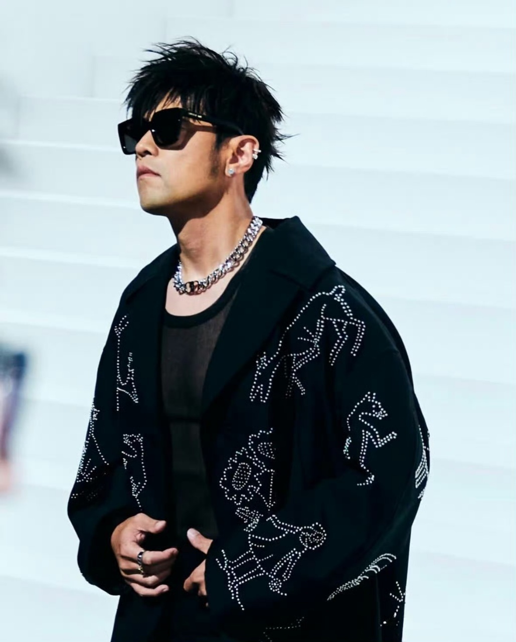 建议和平大使考虑一下周杰伦 有人说周杰伦的歌是“回忆杀”，但我觉得他是我们青春的