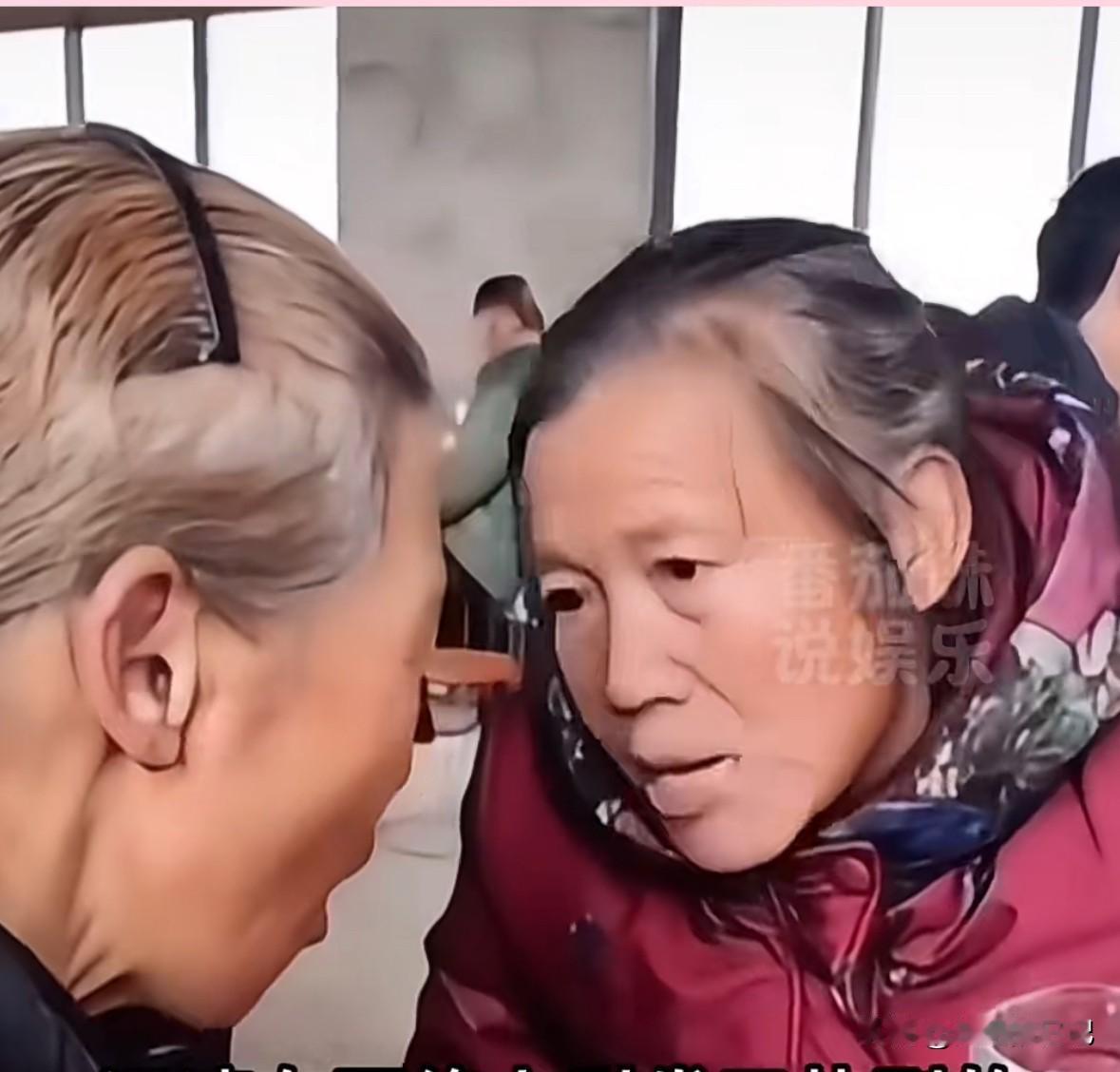 一男子老婆去世，留下两个孩子，一个5岁，一个刚刚两岁，都是女孩儿。

现在，男人
