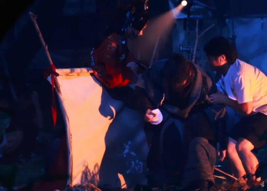 林允搀扶张凌赫起身张凌赫被搀扶才能起来看得出张凌赫的腿伤还未痊愈，片场行动十分不