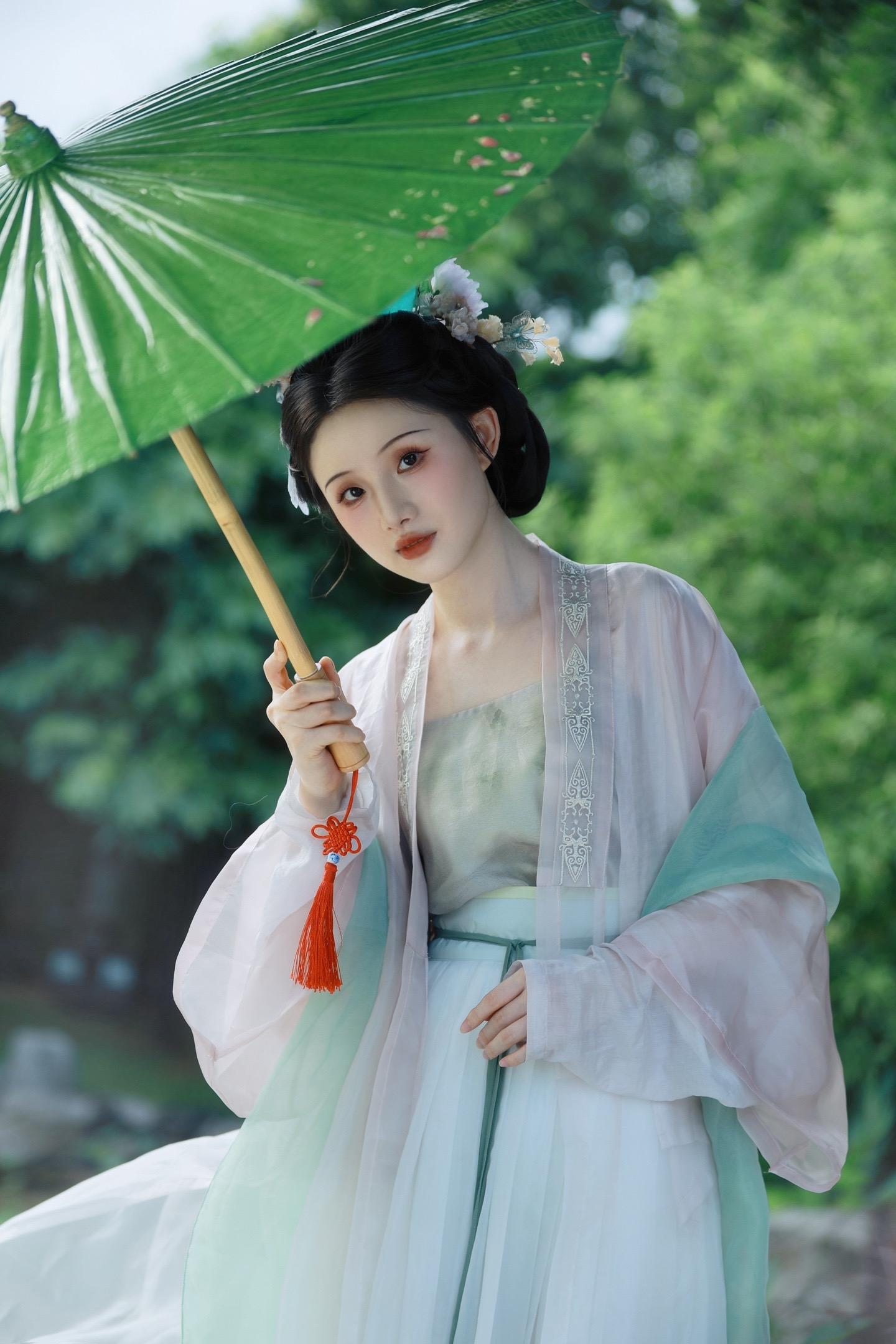 “春去秋来只盼闯入你的眼眸”