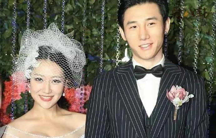 演员白冰最近因为出演藏海传引起了大家的关注。
她的私生活也被再次讨论。
几年前她
