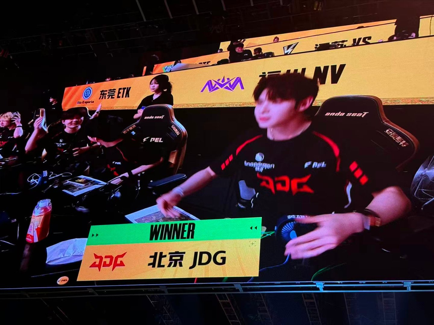 JDG双喜临门吃鸡伞兵达成PEL首个3000淘汰JDG战队单局17淘汰吃鸡，横扫