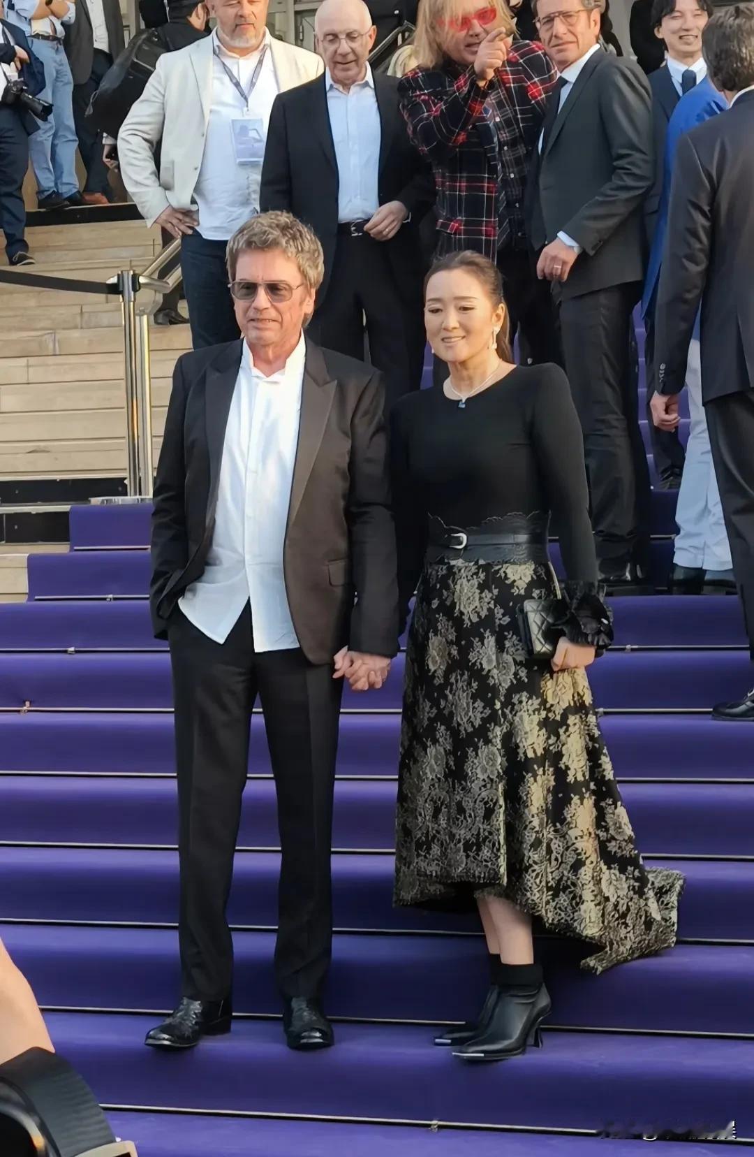 巩俐和她老公米歇尔一起现身法国戛纳“世界人工智能”电影节，60岁的“巩皇”，仍然