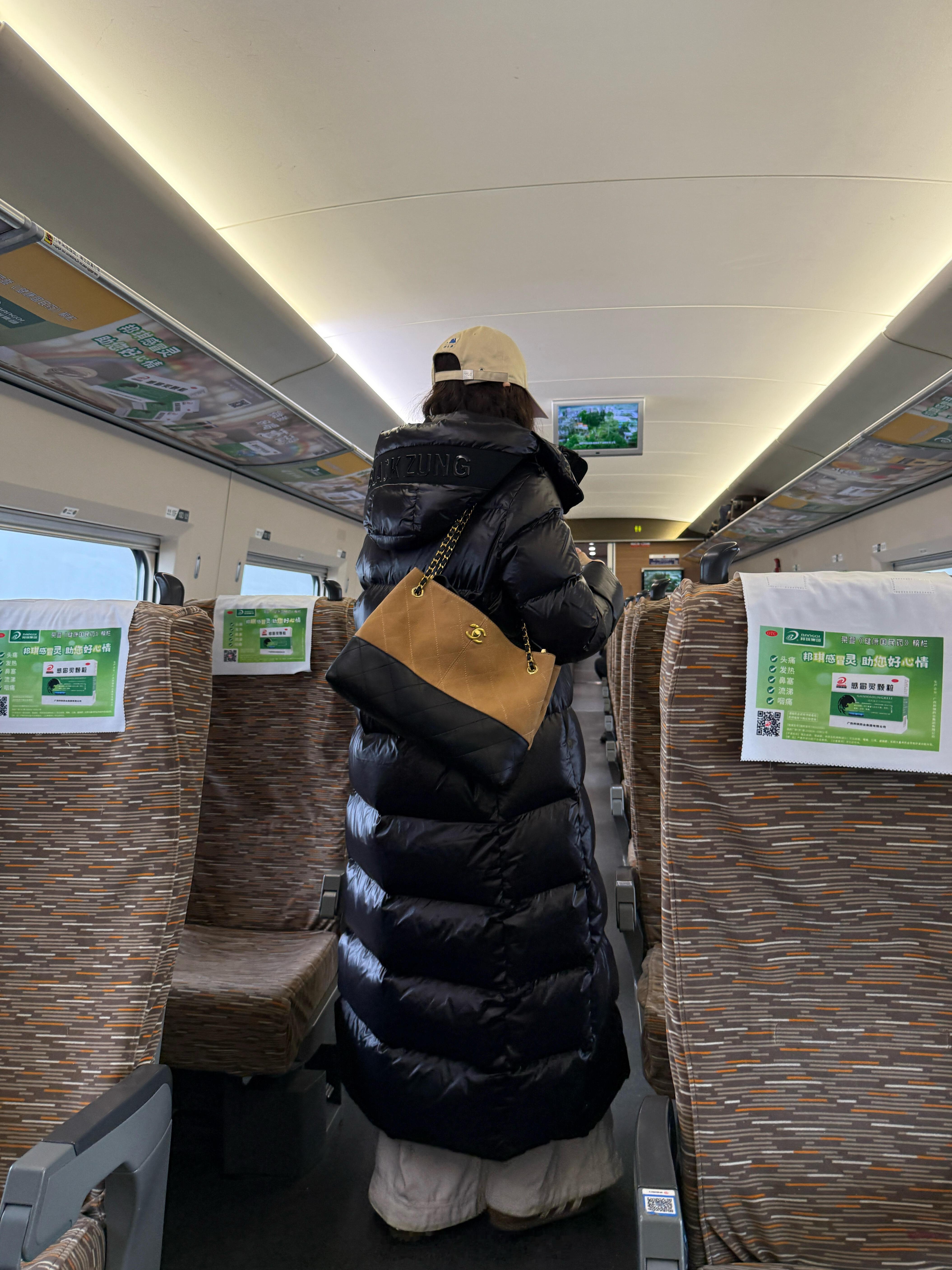 高铁上看到哒！！太喜欢了吧老天！！高铁上遇到的小姐姐，一眼就相中了这件黑金羽绒服