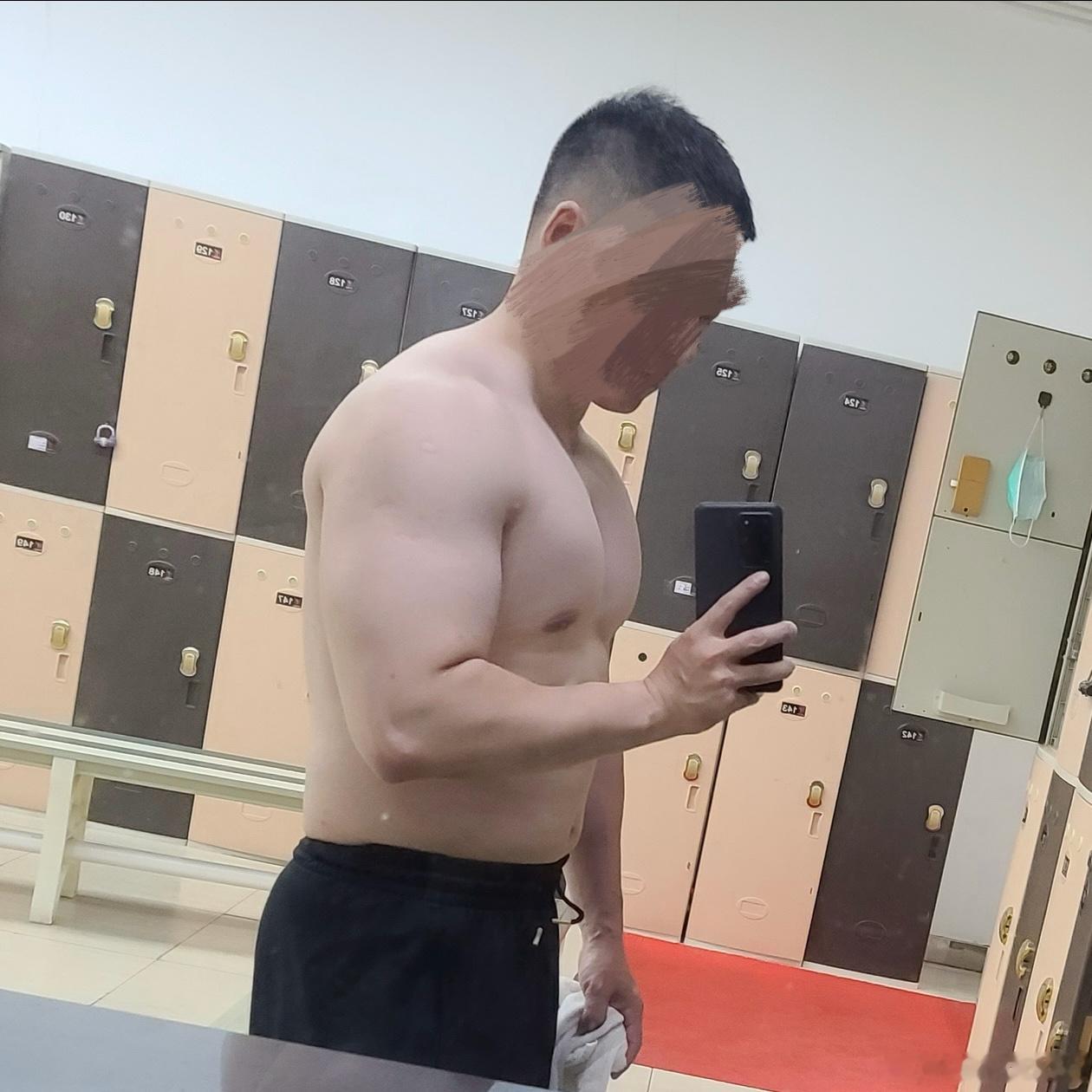 很少发健身房拍的照片。这个健身房没了，所以敢发了