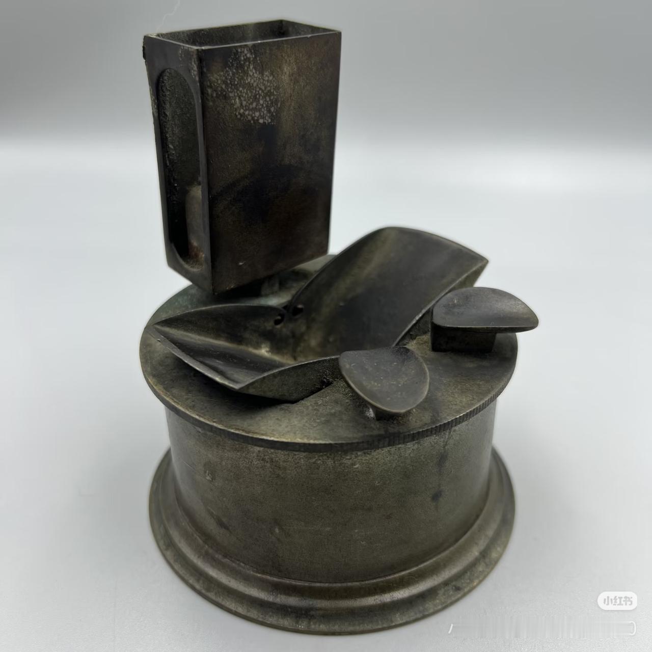 谁见过这玩意儿？我懵了！
家人们谁懂啊！翻出个老物件直接给我整不会了！
长得圆滚