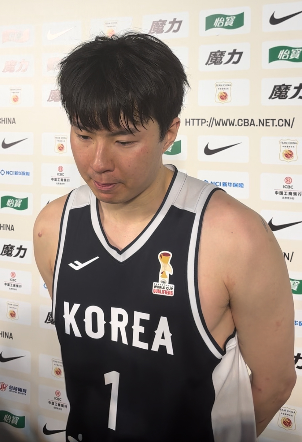 李贤重全场只歇了1分33秒，33分14篮板，三分14中9。中国男篮全队三分26中