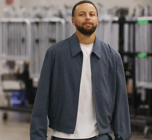 勇士￼今日客场挑战热火￼，库里￼将不会登场；作为球鞋市场自由球员的他今天选择了热