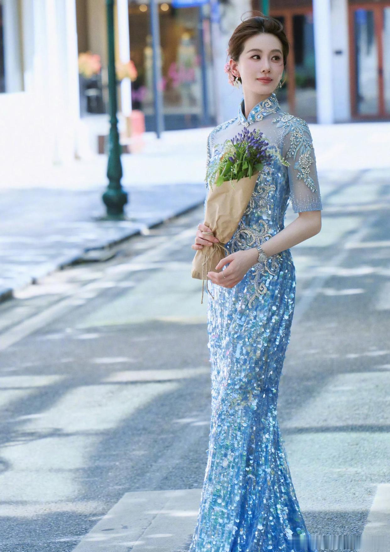 1.热依扎养家压力挺大的，女儿、父母都要她来照顾，没人帮忙分担。2.刘诗诗又因“