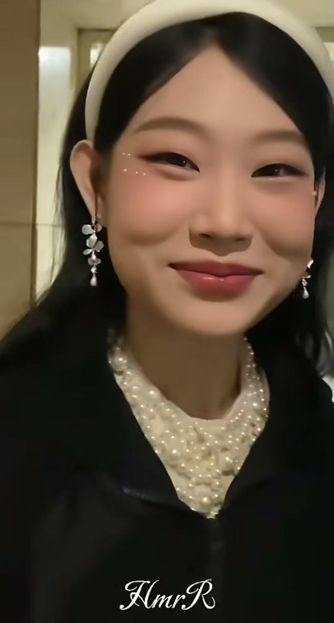 沈佳润和她爸爸小沈阳参加一个活动，当他们出来的时候，围着的粉丝对着沈佳润连连称呼