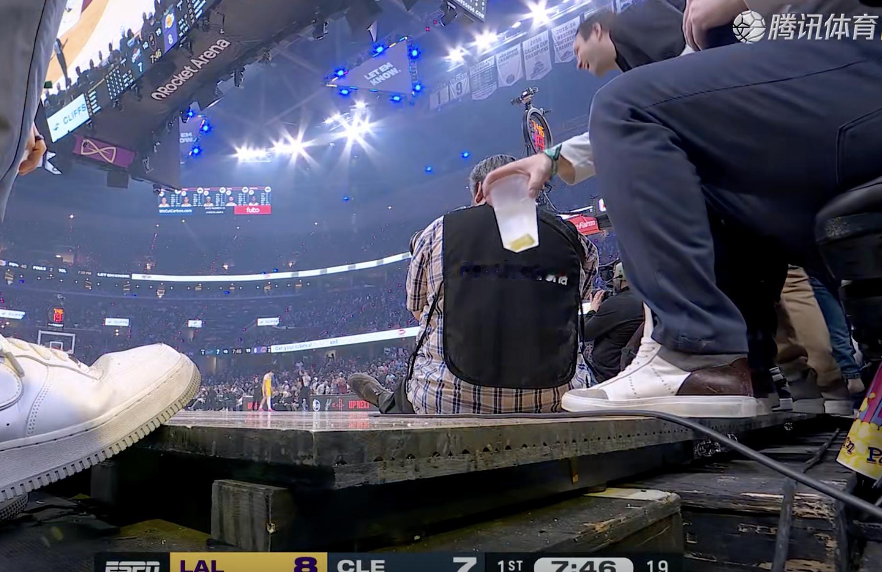 湖人vs骑士 东契奇首节投篮后，左脚直接踩空崴脚，已经返回更衣室，骑士主场这个地