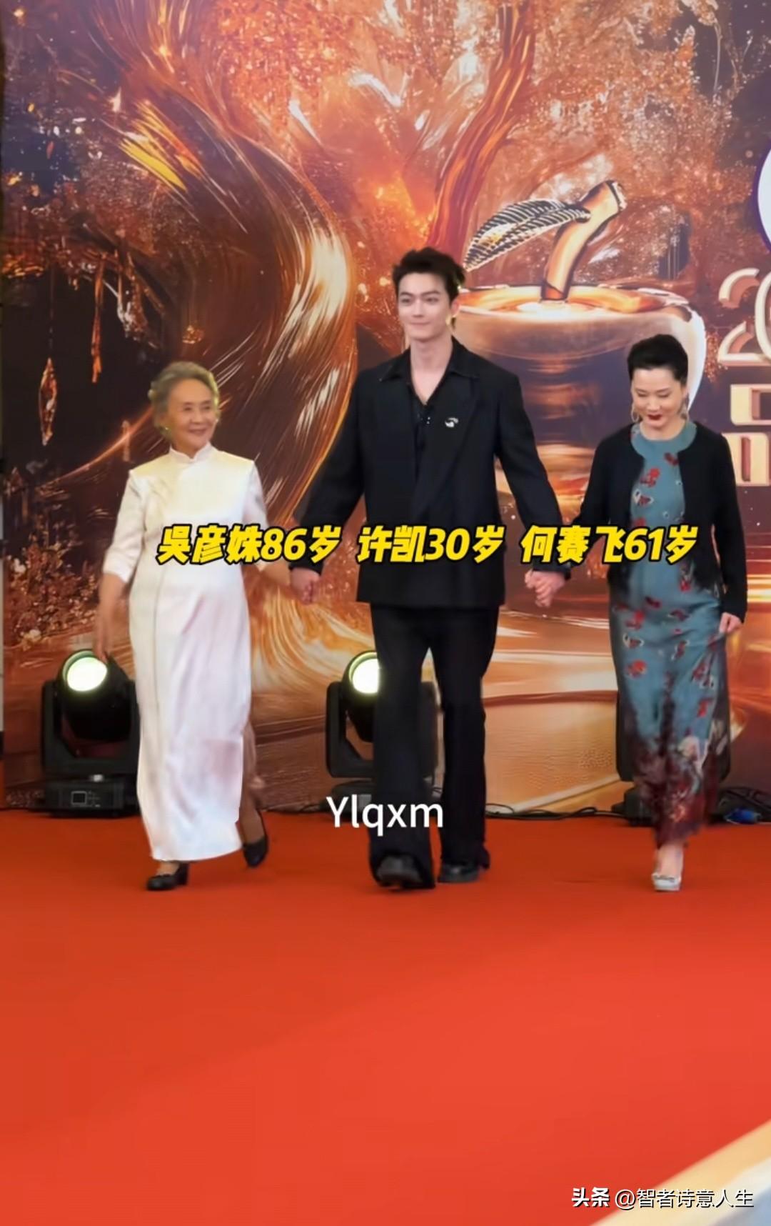 刚看完走红毯直播，这组画面太暖太有爱了，直接秒杀其他！颁奖礼红毯造型 明星 ❤️