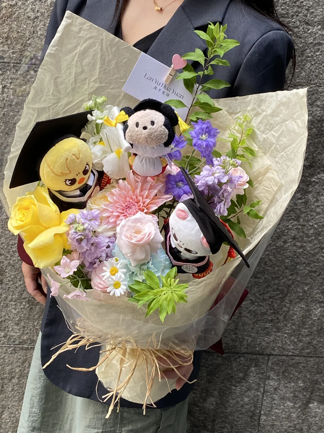 送往清华大学生物医学院的毕业玩偶花束💐
