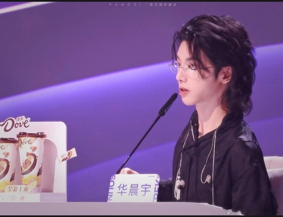 华晨宇声鸣远扬首席评审这段点评太圈粉！舞台上精准犀利，私下复盘才懂他本想体面发言
