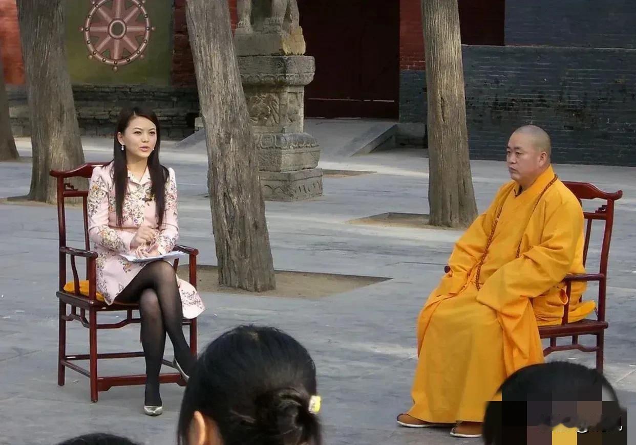 就离谱！释永信出事，怎么把李湘16年前的旧照给扒出来了？
 
那张照片，是200