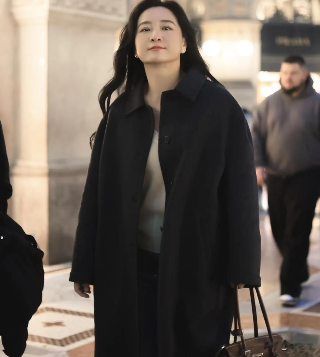 有些人应该要明白，贾玲以前是喜剧演员，所以她要给观众带来快乐就得自己也一直保持最