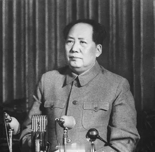 毛主席：在野兽面前，不可以表现出丝毫的怯懦。要么把它打死，要么被它吃掉，二者必居