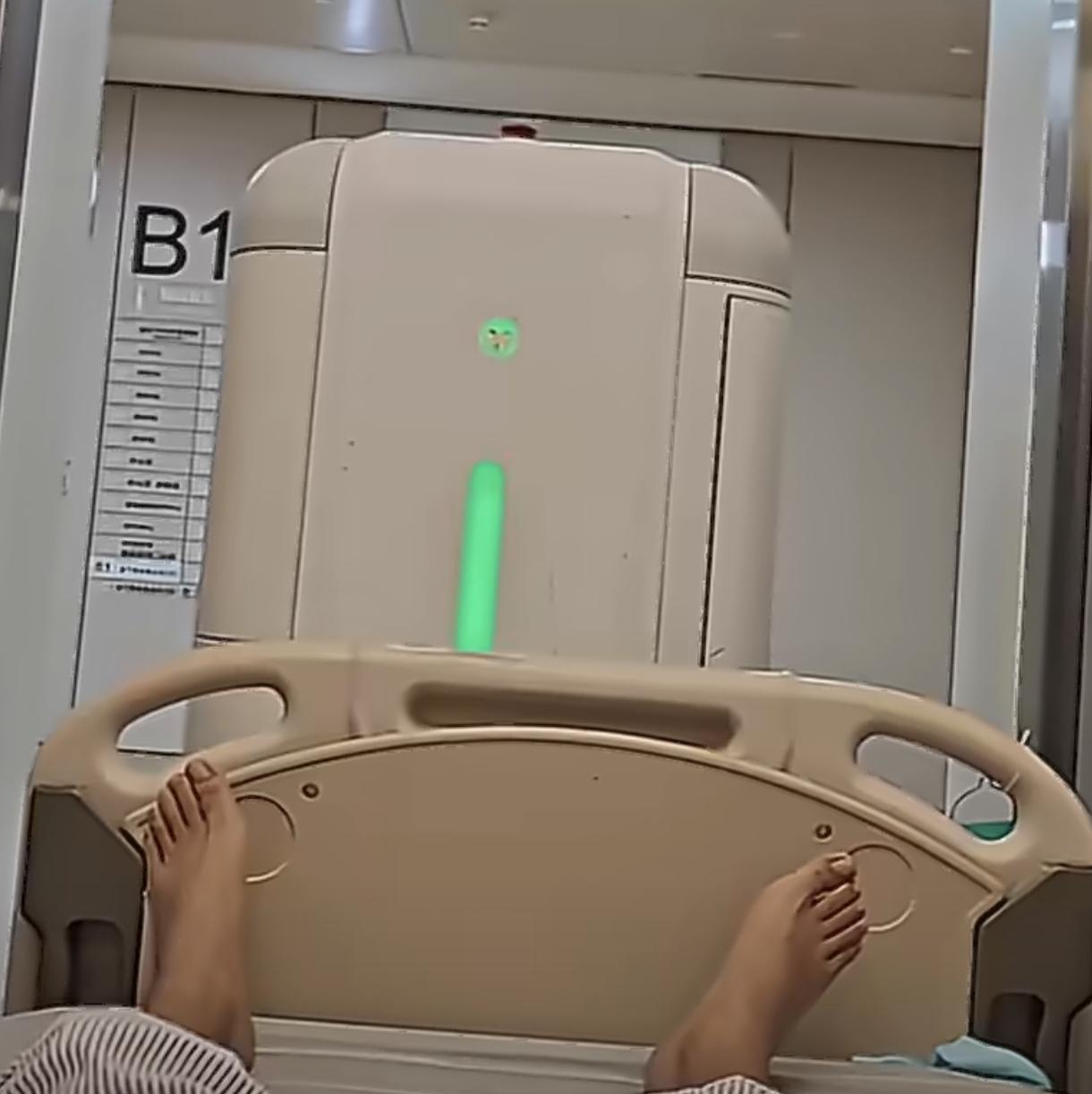 这下尴尬了！
男子因骨折躺在病床上乘电梯，
遇上医院智能机器人求让路，机器人一个