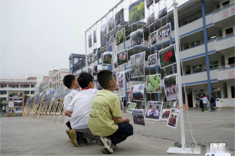 【九丝这个摄影展童年味满满】满载童趣与乡情，九丝六一摄影展在小学操场暖心开展。2