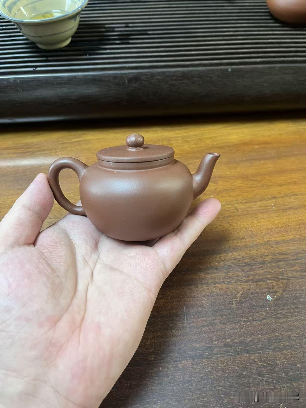 茶桌上的紫砂课：老周教你用六字诀挑好壶
我：周哥，说实话，我最近看紫砂壶看得眼花