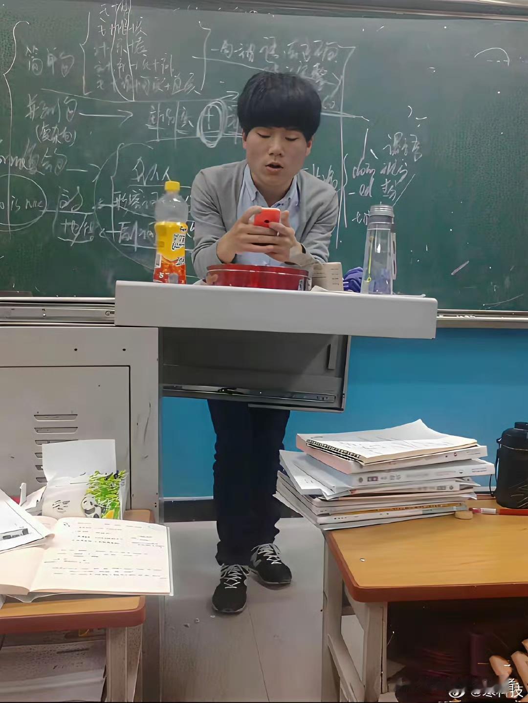 董旭辉老照片，那时候真的像一个老师，就是板书写的乱糟糟的。
谁能想到曾经一个课外