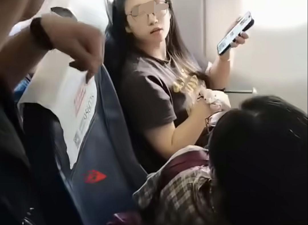 高铁上霸座的人经常见，飞机上霸座的人很少见。刚才刷到一个视频，一位年轻女子霸占别