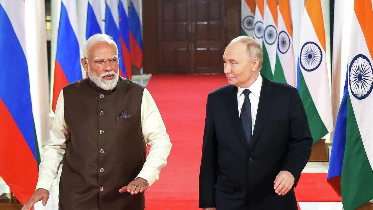 印方盛情接待，普京出席晚宴前，突然通告中国，给中俄印关系定调。
 
12月4日的