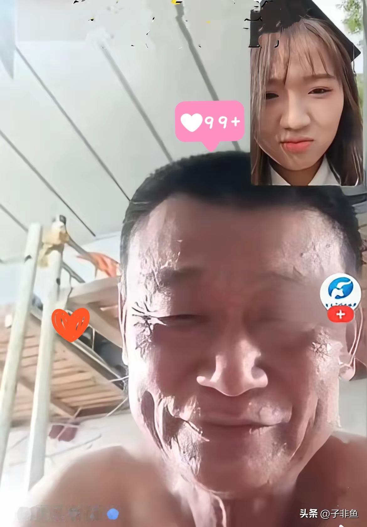 近日，沈阳一名即将大学毕业的女孩，穿着整洁亮眼的学士服，开心和父亲视频分享毕业的